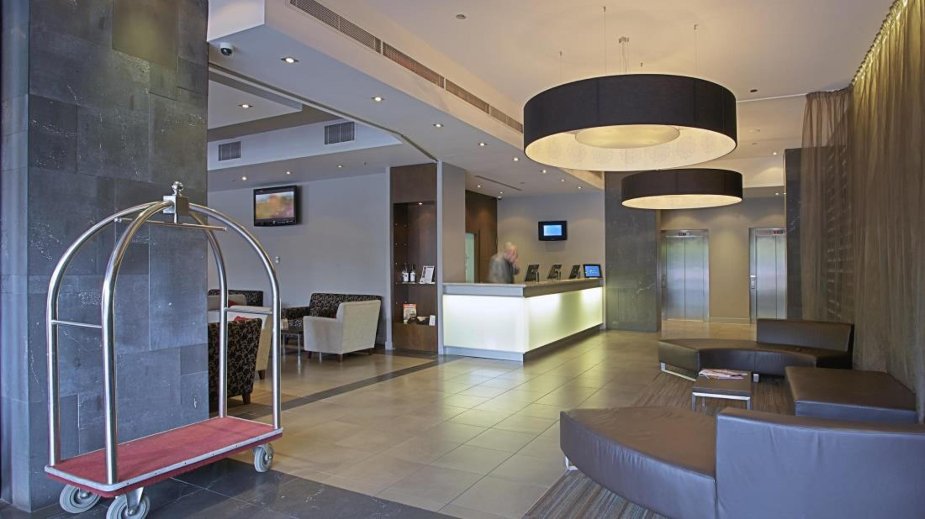 Mantra Hindmarsh Square Hotel Adelaide Exterior photo